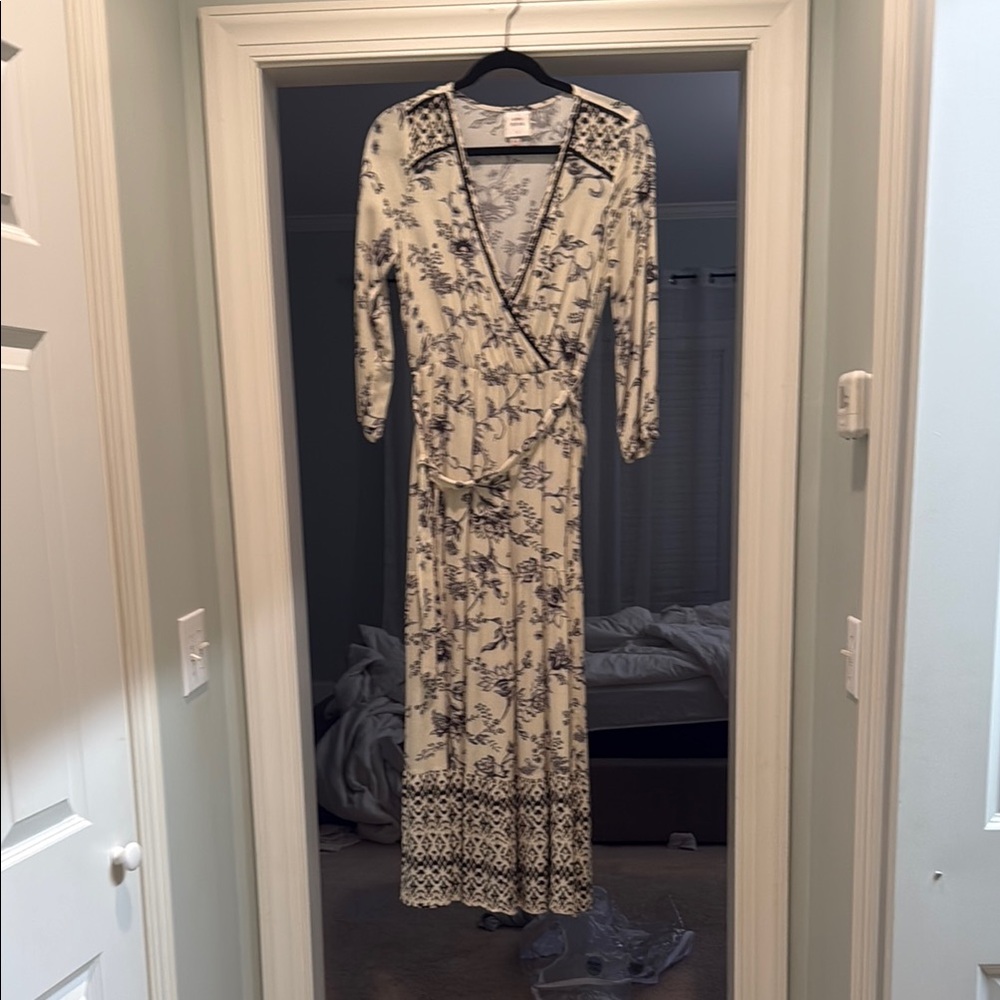 Knox Rose Tan and Cream Sheath Dress with V-Neck and 3/4 Cuffed Sleeves